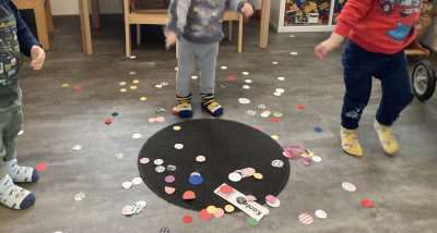Spiel mit Konfetti