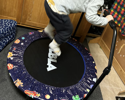 Kleinkindtrambolin im Flur