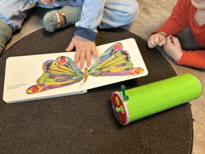 Buch mit selbstgemachen Spielmaterial