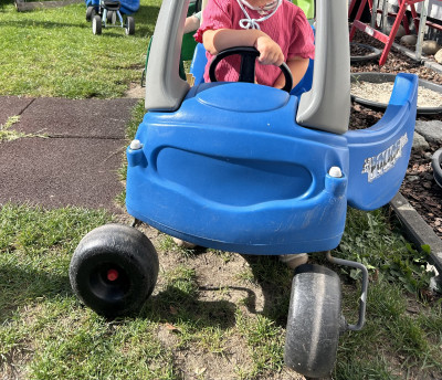 große Fahrzeuge im Garten
