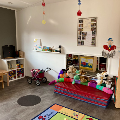 Ein großer Spiegel mit Haltestange