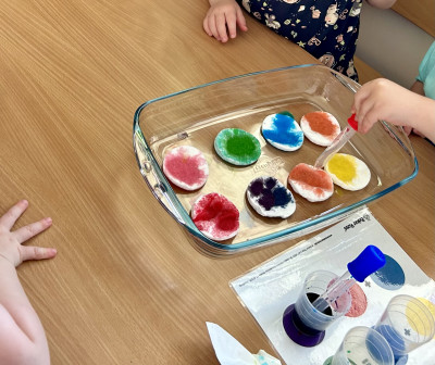 Spiel mit Pipetten und Farbe