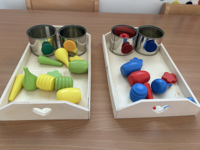 Farben in die Dosen einsortieren