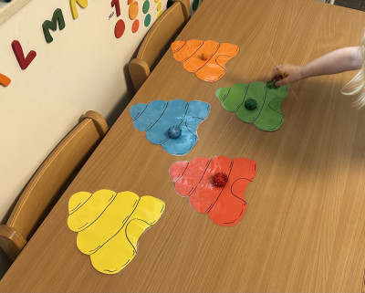 Blütenpollen in das passende Bienenhaus sortieren